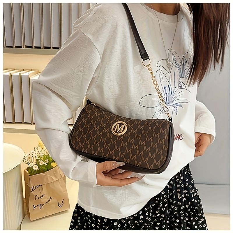 Women'S Bags At M&S - フランス風レトロな女性用アンダーアームバッグ、レタープリント入りの新作、チェーン付き小型スクエアクロスボディバッグ、シングルショルダーハンドバッグ、女性に最適、mロゴ付き調節可能なクロスボディストラップ - ジップ開閉ショルダーバッグ、日常の通勤やカジュアルな外出に最適、ライトブラウン/ホワイト/ブラック、多機能ハンドバッグ、ファッショナブルなアクセサリー、スタイリッシュなハンドバッグ、エレガントな女性向けショッピングギフト、ショッピングや贈り物に最適。